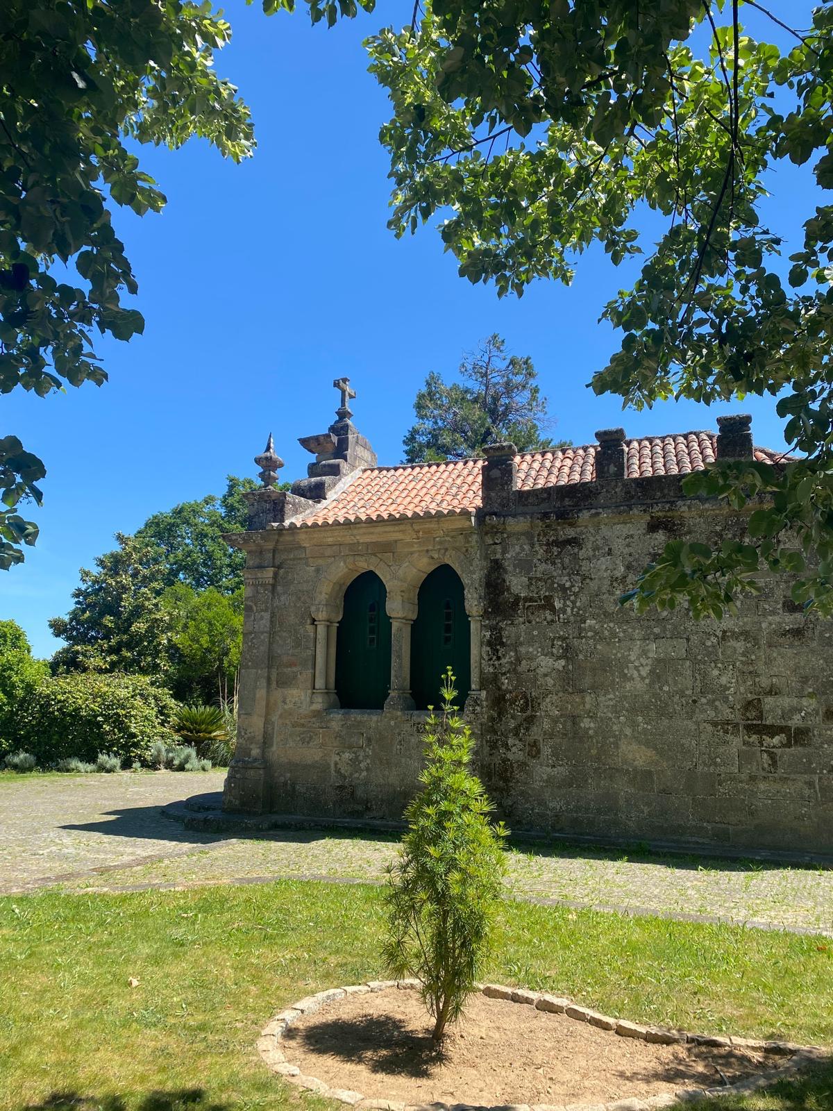 Lateral da capela, Beatriz Frias, 2024